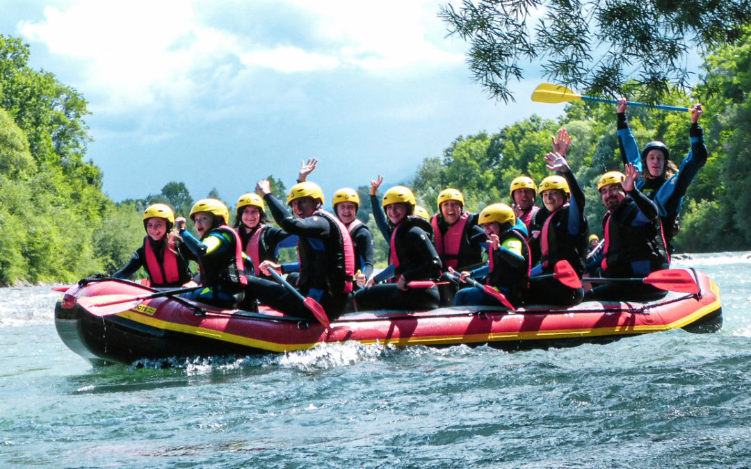 Familien Rafting auf der Iller im sicheren großen Boot von MAp-Erlebnis