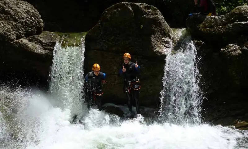 Sprung in ein Wasserbecken beim Canyoning im Allgäu