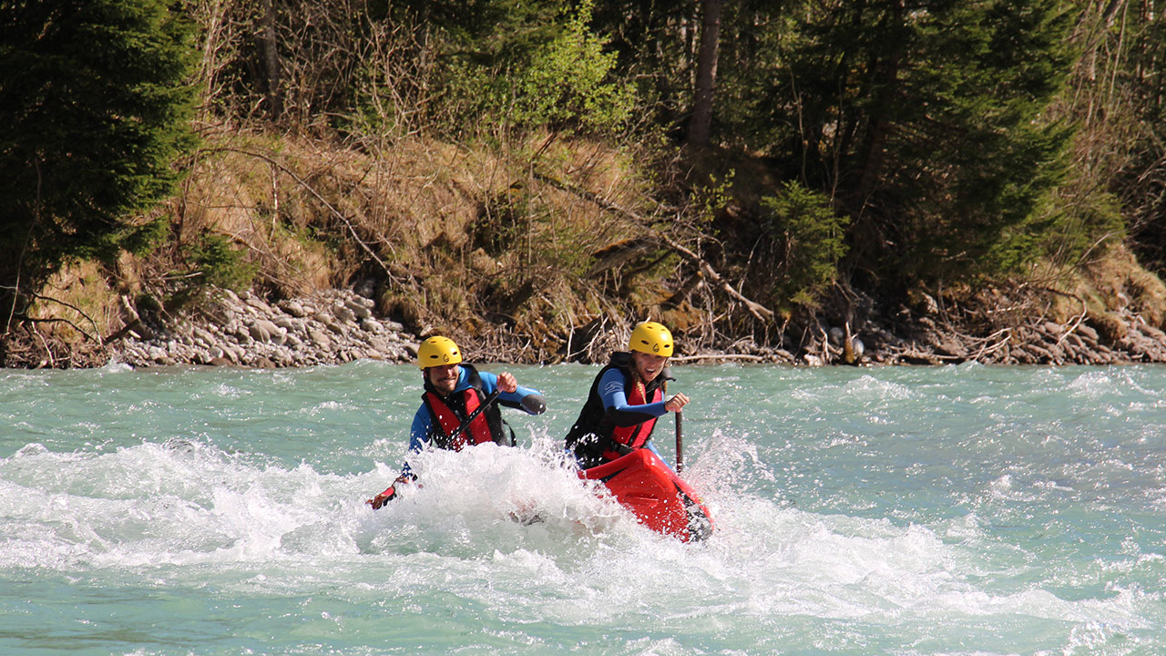 Spritzende Wellen beim Wildwasser Rafting auf dem Lech mit MAP-Erlebnis