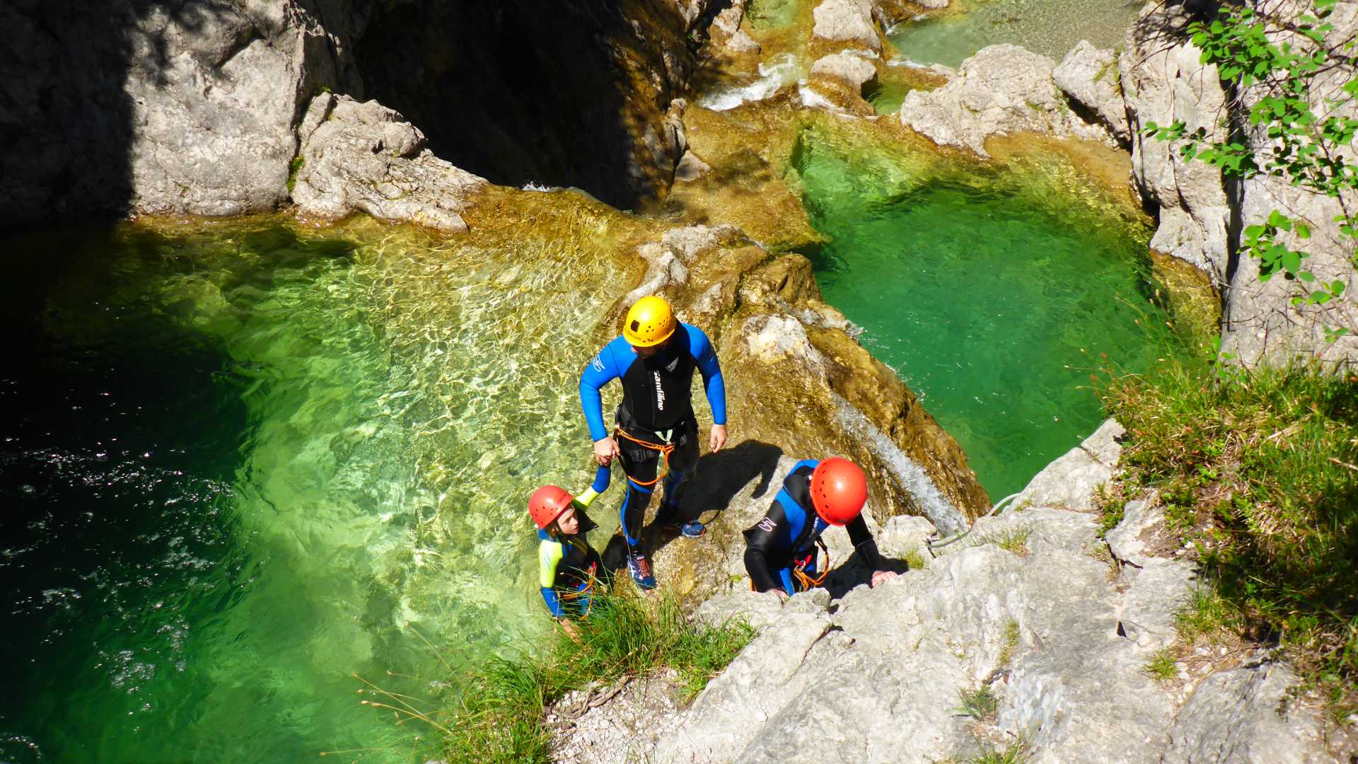 Klare Wasserbecken in de Traumhaften Schlucht beim Canyoning Einsteiger Tour im Allgäu mit MAP Erlebnis