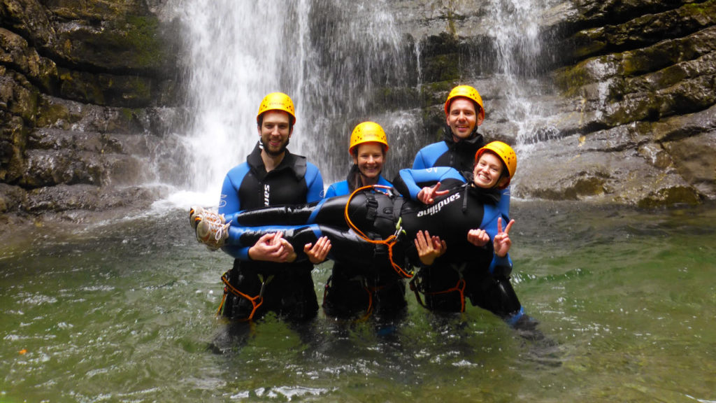 Canyoning Gruppe trägt das Geburtstagskind beim Canyoning im Kleinwalsertal im Schwarzwasserbach mit MAP-Erlebnis