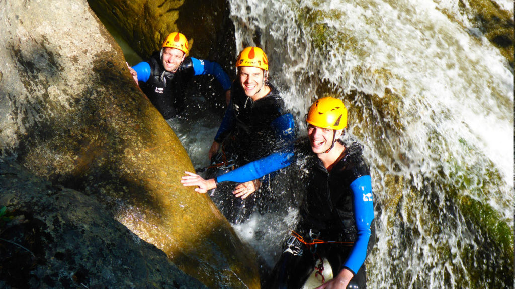 Canyoning Gäste mitten im Wasserfall in der Starzlachklamm im Allgäu