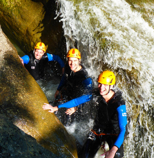 Canyoning Gäste mitten im Wasserfall in der Starzlachklamm im Allgäu