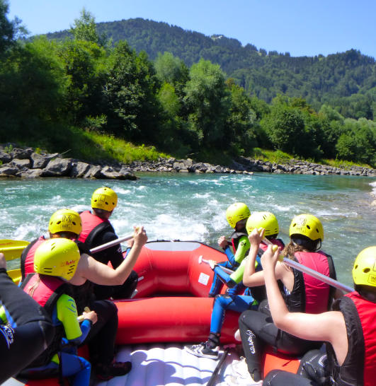 Sicherer Wildwasserspaß im großen Familien Rafting Boot beim raften auf der Iller mit MAP-Erlebnis