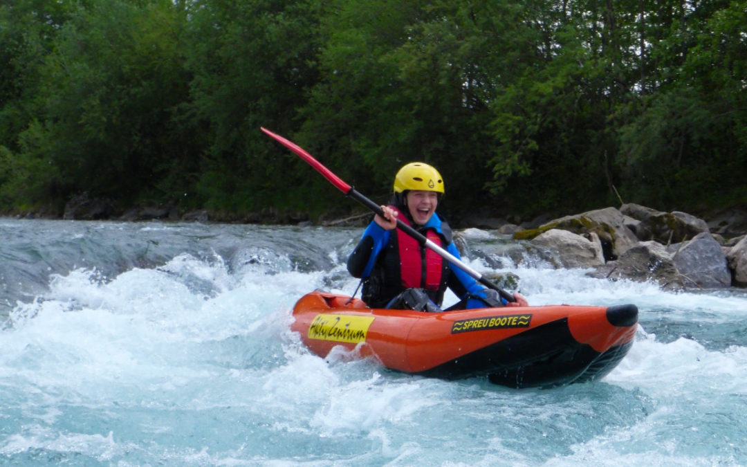 Spaß beim Kajak Rafting im anspruchsvollen Sit on Top Packraft auf der Iller im Allgäu