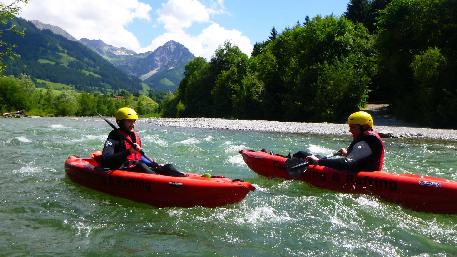 Kajak Rafting auf der Iller mit Aussicht auf die Oberstdorfer Berge