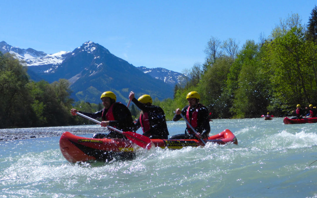 Rafting im Canadier Boot auf der Iller mit Blick auf Kleinwalsertal und Oberstdorf