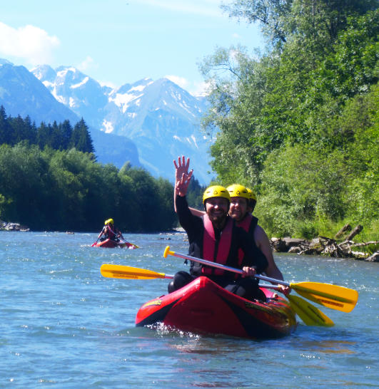 Kurze Ruhepause beim Rafting auf der Iller im Canadier